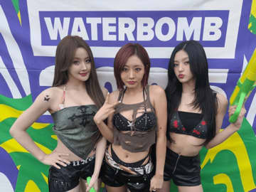 過激パフォーマンスが物議を醸したKISS OF LIFE、“びしょ濡れフェス”出演で暑さを吹き飛ばす