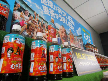 伊藤園、MLB全30球団をデザインした「健康ミネラルむぎ茶」30種類を期間限定発売　笑福亭鶴瓶さんで各球団の特徴細かく表現