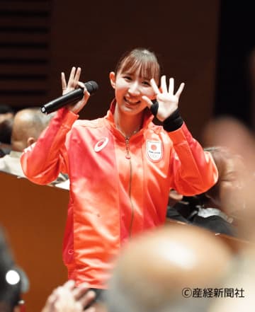 早田ひなが“別人級”の変身？可愛すぎるめがね姿と素顔に癒やされる声続出