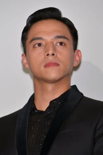 満島真之介「ピタッと膝の上に…」共演者との密着ショットにSNS沸く「愛が強いww」「顔ーー！！」