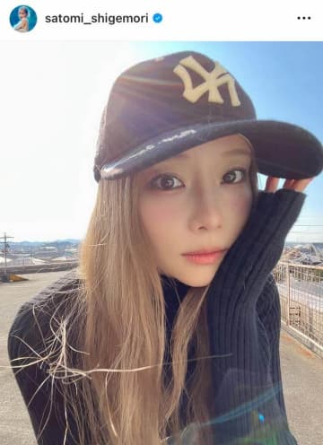 重盛さと美36歳、愛犬チワワと浜辺で2ショ　肩出しノースリーブ姿「可愛すぎる」大絶賛の嵐