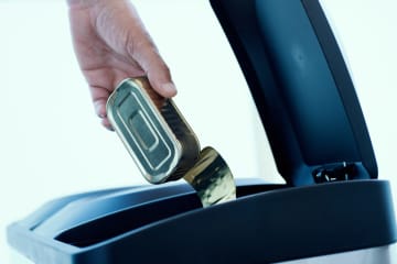 缶詰はそのまま捨てちゃダメ？中身・フタ・ラベルまで正しい処分方法を解説