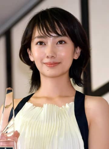 「一瞬誰！？ と思っちゃいました」波瑠の最新ショットに反響「女神や…」「めっちゃ雰囲気違いますね」