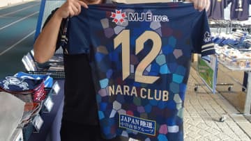 近鉄の観光特急「青の交響曲」、サッカーグラウンドの上を走る？　Jリーグクラブ×鉄道会社の異色ユニフォームコラボが実現したワケ
