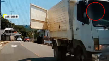 目の前に迫る恐怖の瞬間　大阪・泉南市ではみ出したトラックの荷台扉を“リンボーダンス”のように回避　北海道では縁石に乗り上げる車