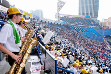 【高校野球神奈川大会・開会式】圧巻、6校599人が球児後押し　スタンド埋めた吹奏楽団が旋律に乗せた熱き思い