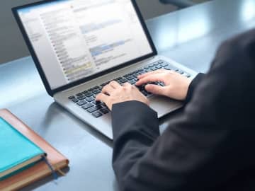 「形式的すぎて白々しい」「用件のみ早く読みたい」メールの“お世話になっております”って正直必要？