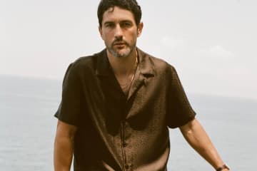 ジョルジオ アルマーニ×Kith“モノグラム柄”セットアップ＆ラフィア編み込みバッグ、表参道店限定で