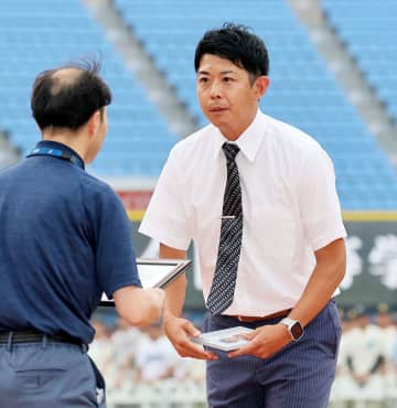 父の生きた証し、スタジアム包む拍手　故・佐相真澄さんが育成功労賞受賞　ともに白球追った長男健斗さん「感謝」