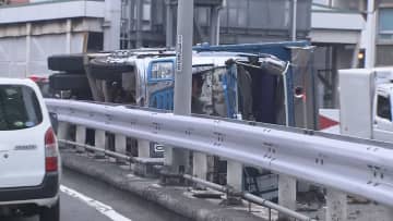 東京・渋谷区の首都高3号線で大型トラックが横転し土砂が散乱　運転手男性1人けが　現場近くの側壁にぶつかったような跡