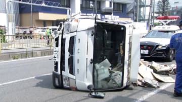第一京浜でトラック横転　ハンドル操作誤ったか　東京・品川区