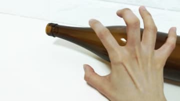 勤務中に焼酎をゴクリ… 上司の奇行に部下ドン引き「何度も鞄にしまいを繰り返して」