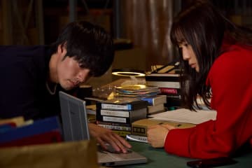 菅野美穂と赤楚衛二が撮影中に“怪異”に遭遇!?　『近畿地方のある場所について』特別映像