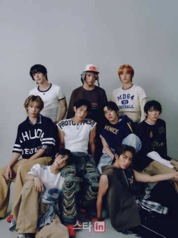 新人ボーイズグループ「AHOF」、デビューアルバムが30万枚の気炎...事務所代表「期待以上の成績に感謝」