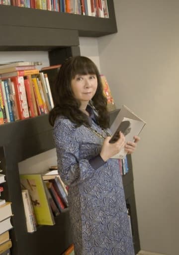 谷山浩子のニューアルバム『フェニックスで弾き語り～初セルフカバー曲集2～』が9月10日発売決定。アルバムジャケットは手塚治虫『火の鳥』のイラストに