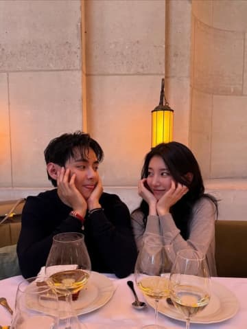 ペ・スジ、BTSのVと見つめ合う姿に反響！パク・ボゴムとの再会も話題に…記念ショット続々