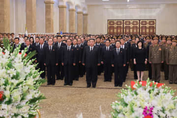 金正恩氏が錦繍山太陽宮殿を参拝…祖父の命日で