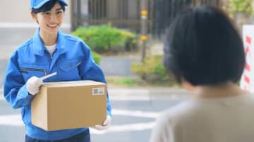 日本郵便が「運送事業許可」取り消しに！ 人手不足で「ゆうパック値上げ」の可能性も!? 今後“お中元・お歳暮”はどうなる？ 業界の抱える「課題」もあわせ解説