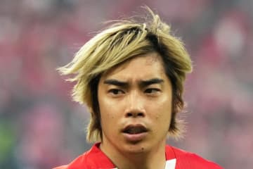 ｢ブラック純也〜｣｢黒髪だと若く見える｣イメチェン伊東純也のクラブハウス到着＆挨拶シーンが話題！ 去就注目の中｢good｣と上機嫌｢安定の寝グセ可愛い｣の声