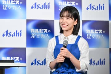 『ちはやふる－めぐり－』主演・當真あみ、1日店長に！初々しい“甘がみ接客”で会場和ませ【カルピスの星空カフェ】