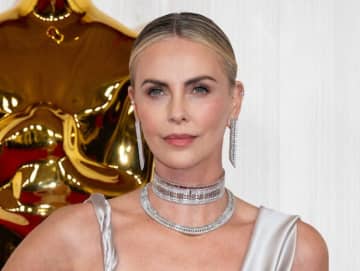 シャーリーズ・セロン、“酷い映画”『イーオン・フラックス』で首に大けがを負った