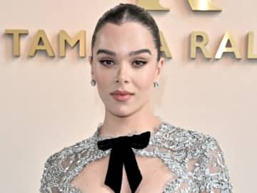 『罪人たち』ヘイリー・スタインフェルド、大胆カットアウトドレスで美ボディチラ見せ