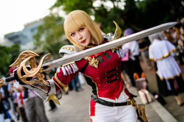 【コスプレ】「俺だけレベルアップな件」向坂雫の剣舞が絵になりすぎ！美くびれも堪能できるシルエットがまるで等身大フィギュア【写真8枚】