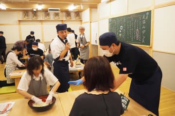 東京で人気の「丸亀製麺うどん作り体験」、いよいよ関西へ