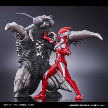 新作『ウルトラマンオメガ』さっそく1話の宇宙甲獣がソフビに！オメガと組み合わせて劇中を再現