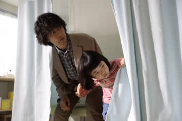 永尾柚乃が斎藤工に堂々たる態度で挑む　『誘拐の日』偽りの親子に“名バディ誕生”の予感