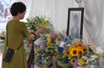 安倍氏が凶弾に倒れてから早3年。献花台では「この3年で日本崩れた」「すごい方だった」という声