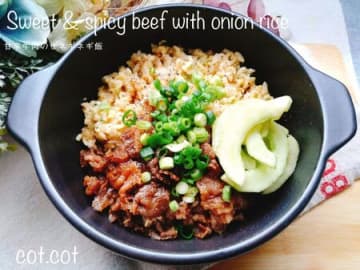玉ねぎと長ネギたっぷり入れて。甘辛牛肉のせネギネギ飯