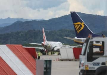 離陸中の航空機のエンジンに吸い込まれ男性死亡、伊ミラノ