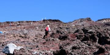 富士登山“外国人”2人相次ぎ遭難「サンダル履きの人も…」　登頂7度のベテランも警告、山頂を目指すなら知っておくべき“厳しさ”とは