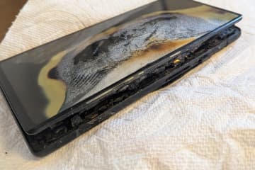 《記者が実体験》スマホ発火、問い合わせにメーカーが寄せた「衝撃の回答」