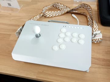 Varmiloのラピトリ対応アケコン「KASSAI」のサンプル展示がスタート、スティックは内部に収納可能