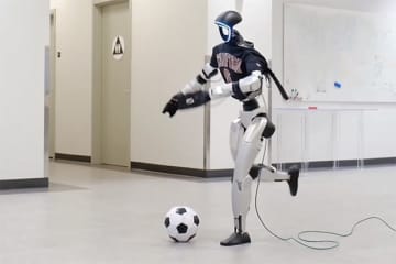 まるで分身？ 人の動きをマネるロボット操作システム「TWIST」