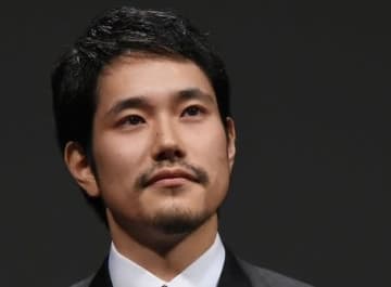松山ケンイチの「腰回りの筋トレ動画」が予想外だった⇨「どんな効果が期待できますか？」ファンの質問にも回答
