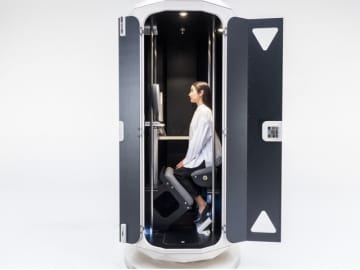 「立ったまま仮眠できるボックス」発売、従業員の働きやすさ向上を支援　イトーキから