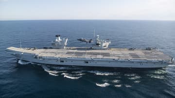 英空母プリンス・オブ・ウェールズ日本寄港へ　護衛艦かがとF35Bの「クロスデッキ訓練」を行う可能性
