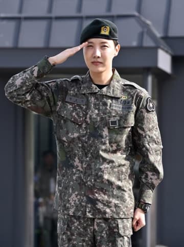 BTS・J-HOPEの美談が話題　兵役時代の「戦友」と笑顔で再会、除隊後1年ぶりに“古巣の部隊”訪問