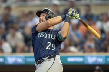 【ＭＬＢ】本塁打王ローリーの打席の背後でカップルがプロポーズ　「２人にとって完ぺきな夜だ」観客祝福