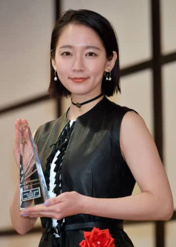 吉岡里帆「新番組が始まります」大物出演者との3ショットに「すごい顔ぶれ」「これは楽しみ」と反響