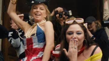 ファーギー、Netflixドラマ『イカれてる?!』よりミーガン・ステルター出演「London Bridge」の新たなミュージック・ビデオを公開