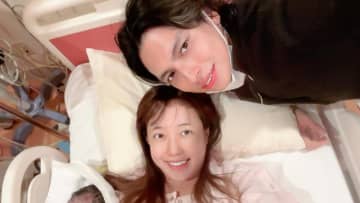 川崎希 “生後約10日”の次女を世話する家族の様子を公開！夫・アレクサンダーがミルクをあげる姿やブラシをかける長女の姿も