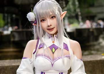 【コスプレ】「リゼロ」エミリアが美しすぎる！色白な美脚が際立つ、太ももの絶対領域も完璧【写真8枚】
