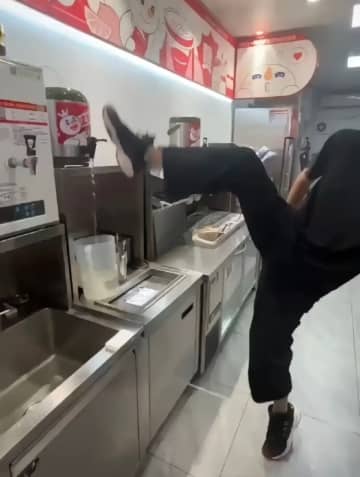 人気ドリンク店の店員、ディスペンサーを靴を履いた足で蹴って操作か―中国