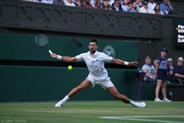 ジョコビッチ、勢いある若手に逆転勝ちし4強！準決勝で王者シナーに挑む「これ以上の挑戦はない」[ウィンブルドン]