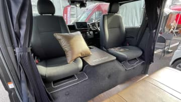 見た瞬間「え、ウソでしょ」サイズ感バグってる…スーパーロングじゃないのに“本気のキャンピングカー”ってどういうこと？