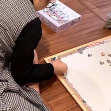 猫が何度もスライディングをして『ジグソーパズルを邪魔した』結果…まさかの光景に1万2000いいね「シュールｗ」「諦めてない感じがいいｗ」